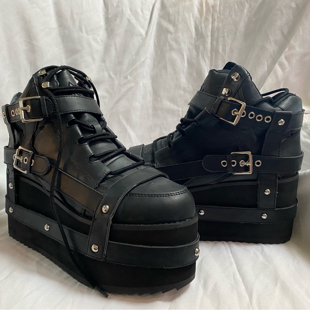 RARE YRU BLACK QOZMO BONDAGE PLATFORMS